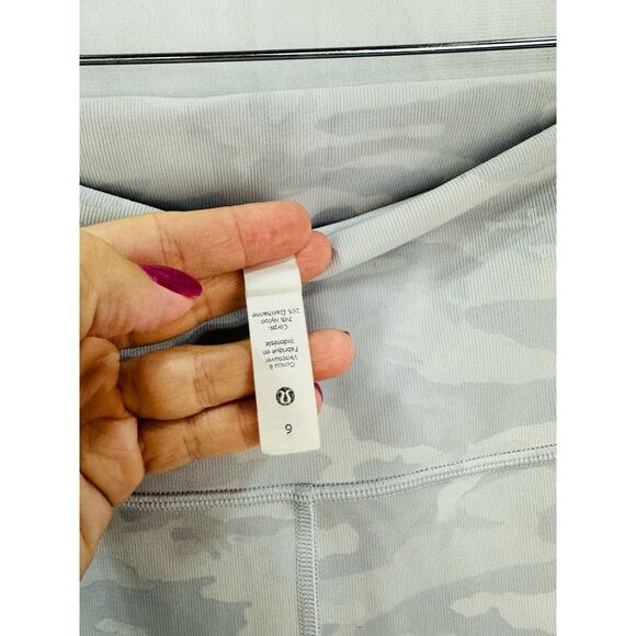 Lululemon Wunder Under 10" Ribbed Incognito Camo White Bike Shorts – Size 6 - Picture 5 of 5